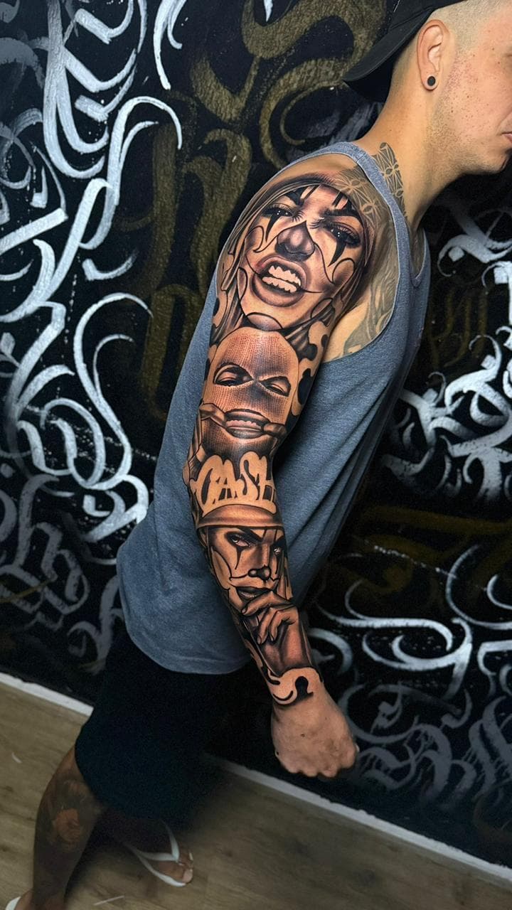 Tatuaje botánico en negro y gris